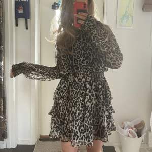 Leopard klänning, storlek M. Sitter till över knäna. Skriv privat för fler bilder🤗🫶🐆