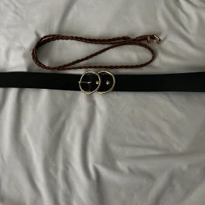 Skärp i paket - Paketpris för två fina skärp,   Kappahl strl 85 och har även gjorts 4 hål då den är använd. Fortfarande väldigt bra kvalitet och väldigt fin. Den andra är oanvänd! Kommer i paket sjukt billigt!