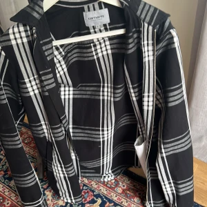 Rutig Carhartt jacka  - Carhartt jacka/overshirt storlek S passar M för är stor i storleken dubbla Zips original pris 1500kr