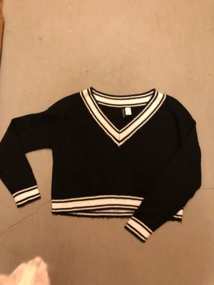 Stickad croppad tröja - Bra skick inga fel