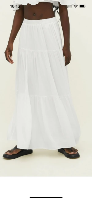 Vit långkjol  - Den polära vita vackra långkjolen från stradivarius som är helt slutsåld storlek m. Endast använd en gång någon timme. Säljer den endast vid bra pris. Kan också tänka mig att byta den med någon som har samma kjol i storlek s