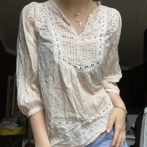 Söt blus  - En söt blus som är ljusrosa och från H&M, med detaljer och i bra skick  Storlek 36  Kolla gärna in min profil😊