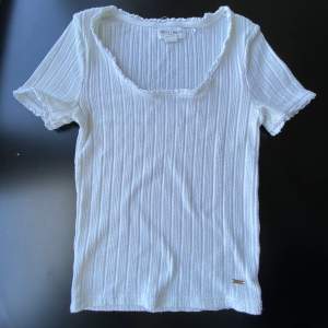 Säljer denna jättegulliga toppen/T-shirten från Lindex, med mönster och fina ärmar. Säljer då den tyvärr har blivit för liten. 
