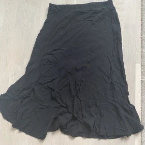 Svart kjol med volang  - Kjol med volang  Amisu/ new yorker  Strl 34 /Xs  