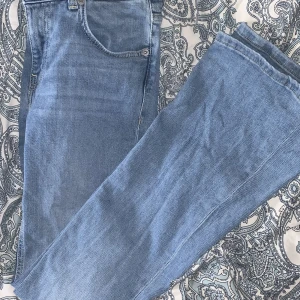 Lowcut flare jeans - lowcut flare jeans från lager 157! dom nya, säljer för de har blivit för små. köpta för 300+, säljer för 150.💕 kontakta vid intresse eller vill ha fler bilder!