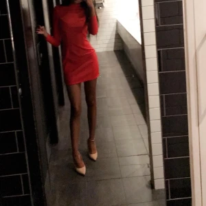 Nicki Minaj x HM - En GALET fin figursydd klänning från Nicki Minaj x HM kollektionen. Den har tyvärr aldrig kommit till användning så säljs nu vidare till någon som kommer visa den mer kärlek🫶🏼🫶🏼