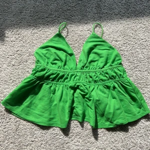 Topp - Grön topp från zara storlek M men har kostat ner banden lite ( har vanligt S) köparen står för frakten🌸🫶🏼 pris 80 kr