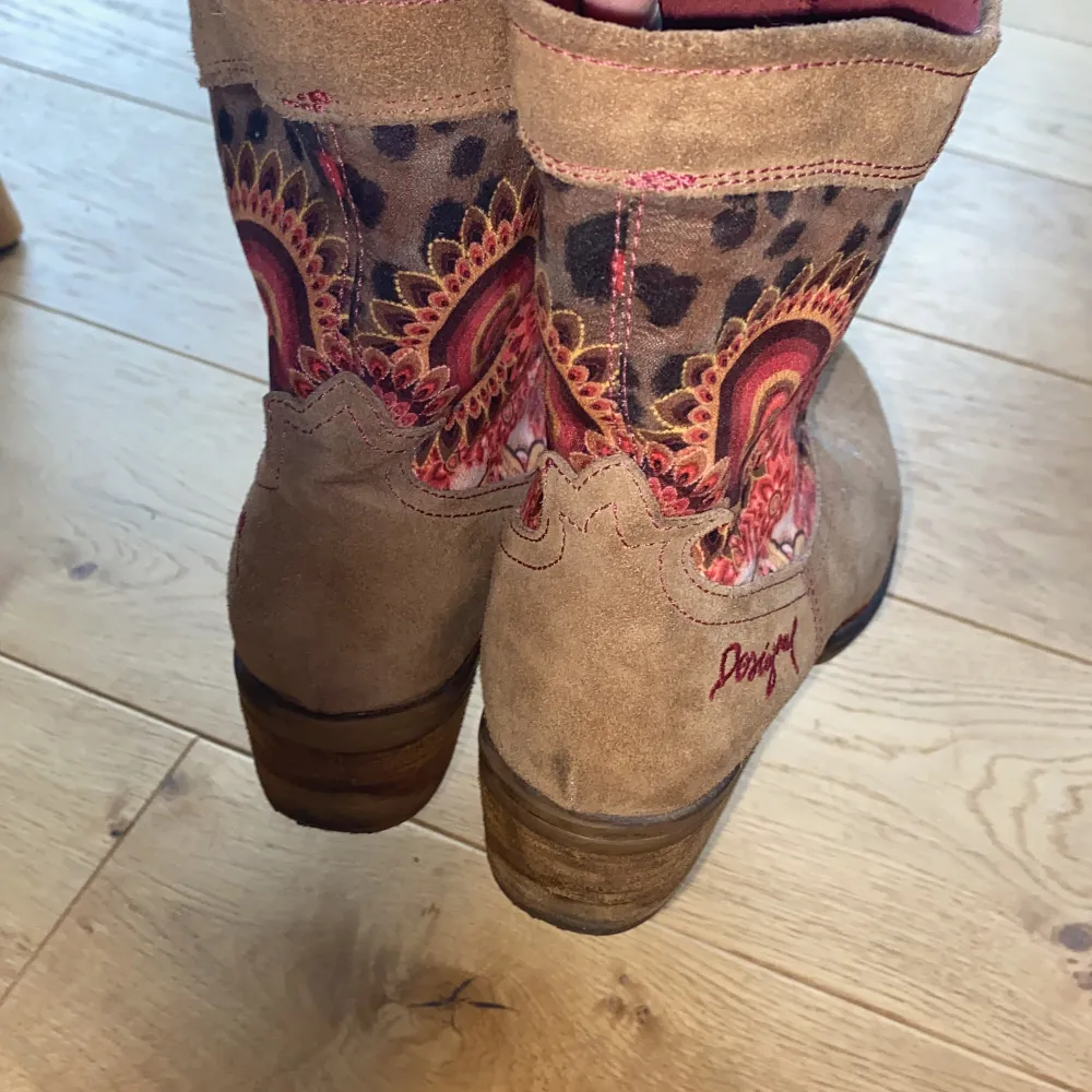 Ett par desigual cowboy boots. Storlek 38 passar 37-38. Köpt för många år sedan.original pris runt 1800.. Skor.