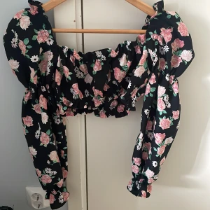 Blommig Croppad topp/blus - Långärmad Blommig Croppad topp/blus men skönt material som passar till sommaren, knappt använd från hm 