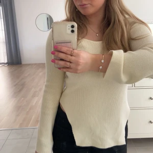  Långärmad tröja - Jättefin tröja som är i bra skick och använd 1 gång💞 Köpte den för några månader sen och är som ny🫶 den är i storlek 38 och är väldigt stretchig🫶