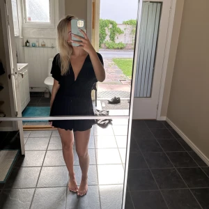 Svart klänning - Så snygg svart klänning; passar till allt!!😇