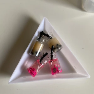 Berlocker  - Två boba berlocker och två drakfukt drinks berlocker! 2st för 3kr