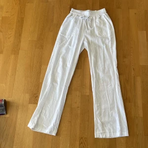 Linnebyxor  - Superfina linnebyxor från en butik i smögen. Passar bra i längden på mig som är 170. Säljer på grund av att jag har ett par andra. Priset kan diskuteras. Säljer för bästa pris. 
