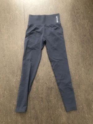 Dfyne leggings  - Säljer dessa så fina leggings i modellen Dynamic Leggings i färgen i färgen Dark Sapphire Blue.  I storleken XS. Aldrig använda, endast testade, skickas även i paketet som jag fick dem skickade i.  Köpte för700 kr med frakten. 
