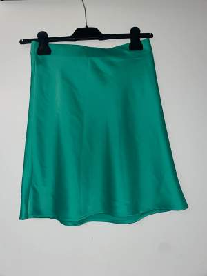 Grön kjol frn Bikbok oanvänd strl xs