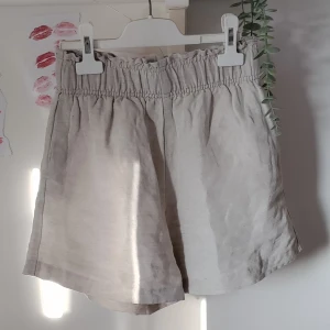 Linne shorts  - Säljer dessa supersnygga linneshortsen då de tyvärr är för små för mig. Man kan använda dem som lågmidjad också genom att enkelt vika ner midjan💕 Väldigt sköna att ha nu i denna sommarvärme.