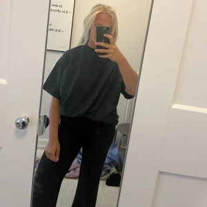 Mörkgrön T-shirt  - Mörkgrön T-shirt köpt secondhand, skitsnygg men tyvärr inte kommit till användning. 