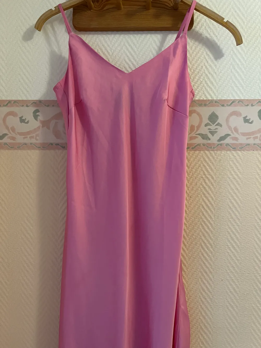 En rosa lång klänning från Lindex/Zalando, Bra skick använt en gång och storlek S.. Klänningar.