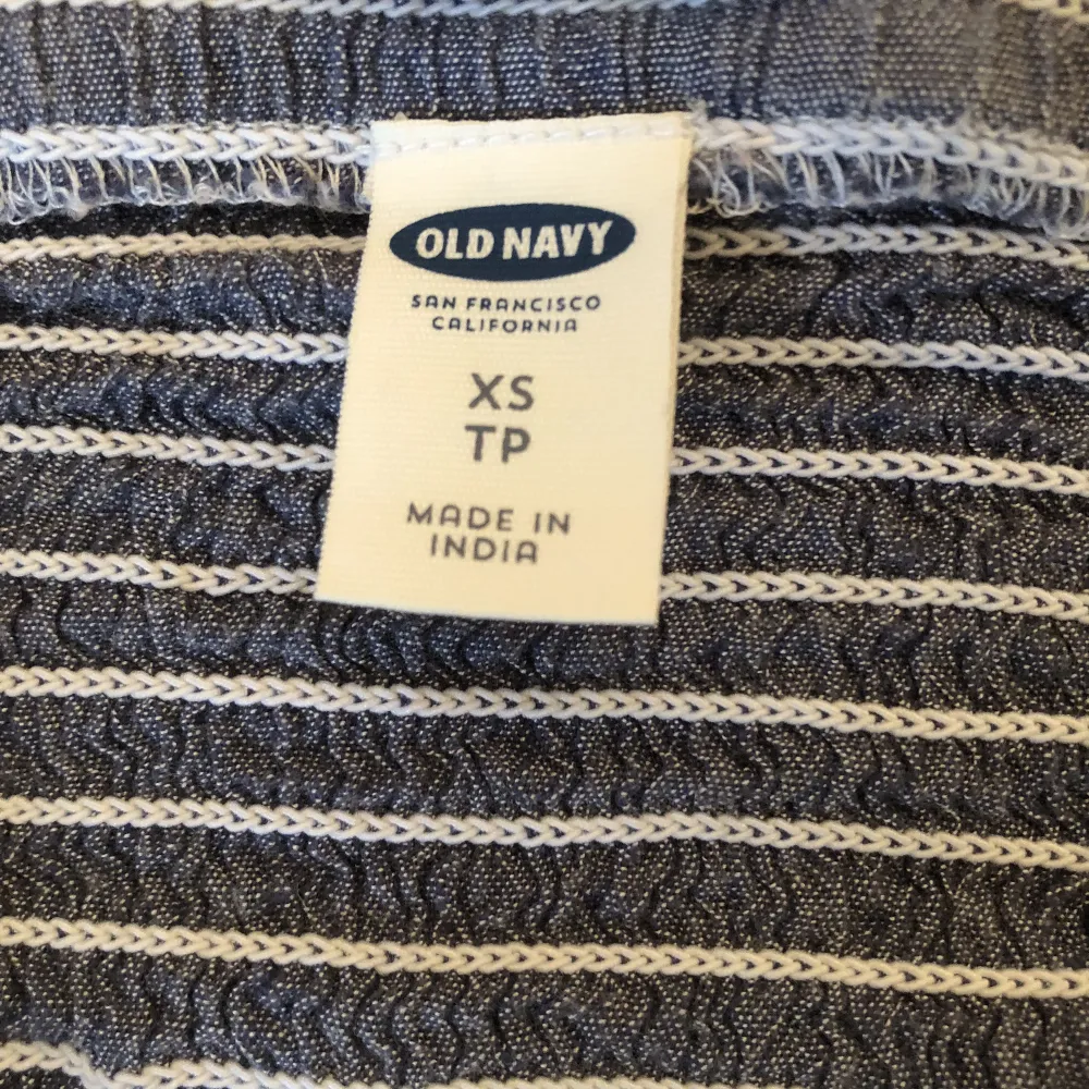 säljer denna supersöta old navy tröjan som jag köpte i New York🏙️ storlek XS men är stretchig så passar också S. Skriv om intresserad🫶🏻🦋. Toppar.