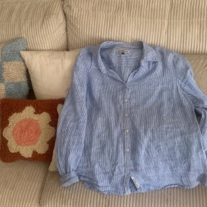 Randig skjorta i linne  - Linneskjorta som är väldigt snygg och passar till det mesta 