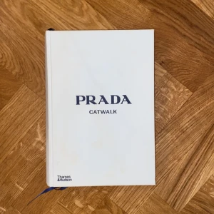 Prada coffee table book!!💙GÅR INTE MER NER I PRIS! - Säljer denna Prada coffee table book i en så fin blå färg! Perfekt som prydnad i ditt rum! Jättebra skick men som du kan se på baksidan är det en liten invikning på pappret på utsidan. Jag tror dock att man ska ta bort pappret. Köpt på nordiska galleriet❣️