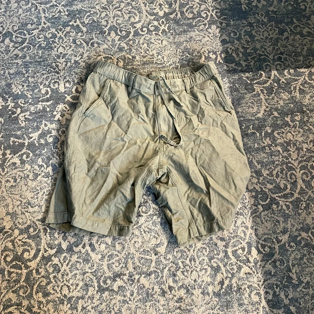 Säljer dessa shorts för 75 kr köpta från uniqlo för 300kr. Aldrig använda. . Shorts.