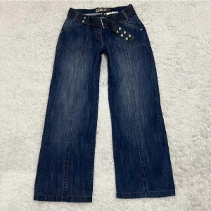 Snygga byxor  - Sjukt fina jeans köpta här på plick som tyvärr inte passade mig. Midjan är 83cm och innerbenslängden är 74cm. Hör av er vid frågor osv :)