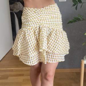 Gul rutig kjol från Zara i storlek S med volanger, så så fin!! 🤗✨