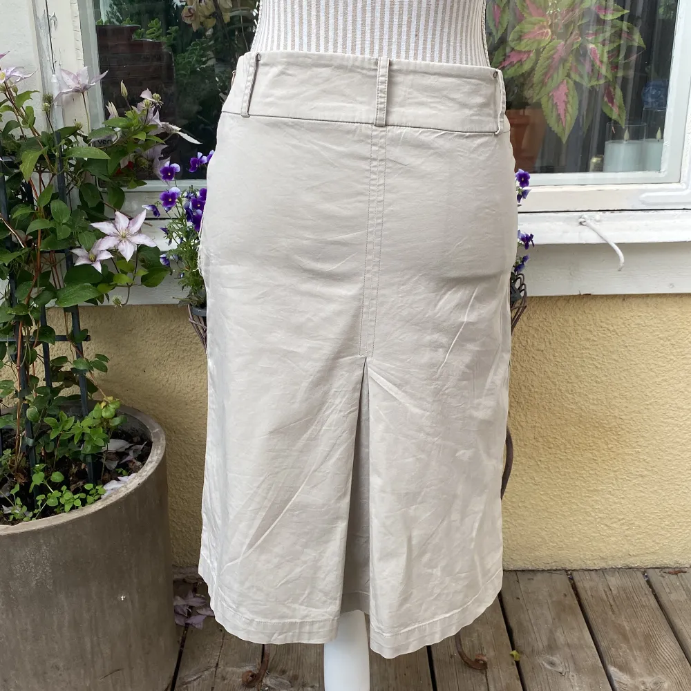 En high-waisted midi kjol köpt second hand i Stockholm. Det är lite svårt att få upp dragkedjan pga ett hål där. Annars finns det inga fläckar eller hål. Därför är kjolen i gott skick. . Kjolar.