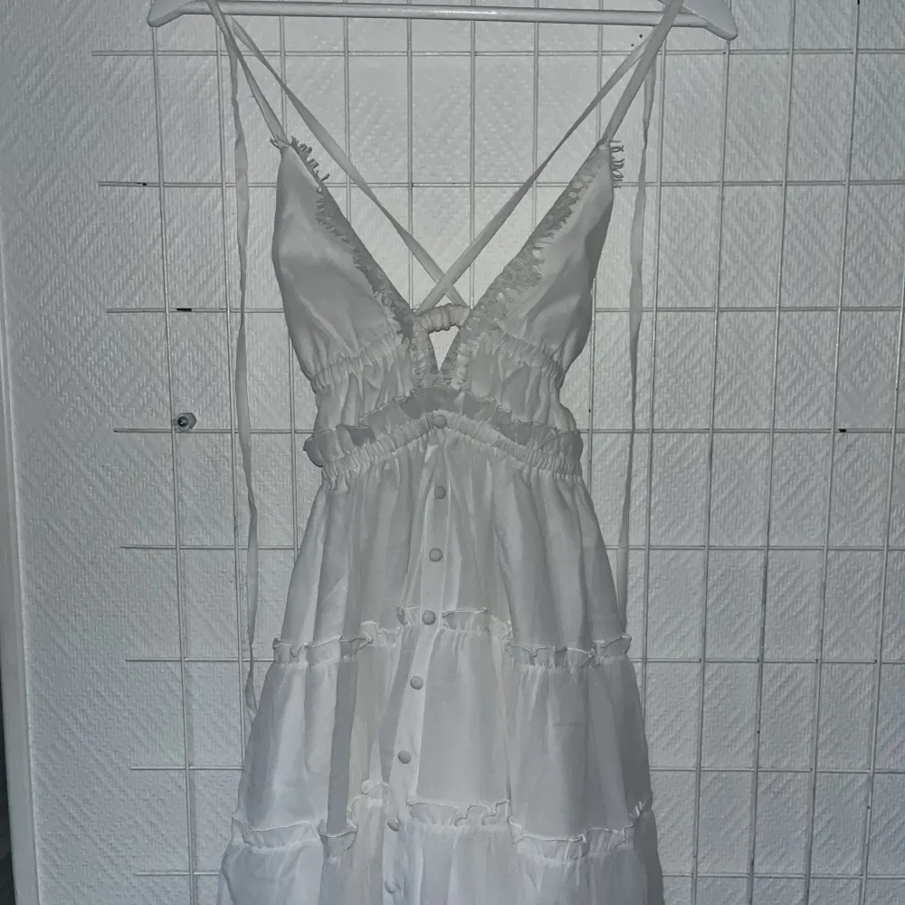 En superfin luftig klänning med öppen rygg, perfekt för studenten/sommaren mm. Endast testad. Ej genomskinlig🤩. Klänningar.