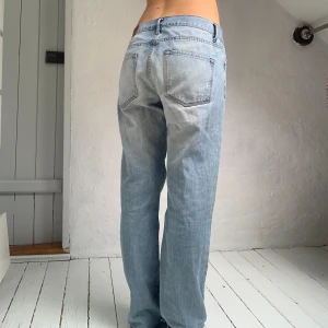 Lågmidjade jeans - Väldigt snygga lågmidjade jeans! Jag är 165. Innebenslängden är ungefär 84 cm och midjemåttet rakt över är ungefär 35 cm