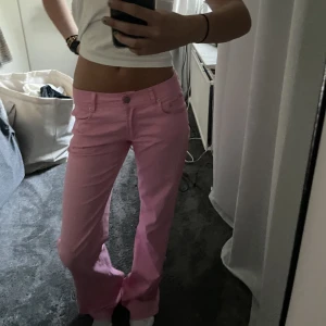 Suuper snygga rosa jeans!! - Säljer dessa aas fräscha snygga rosa jeans i storlek S. I referens är jag 165 och de är väldigt långa på mig, skulle säga att de passar i längd upp till 173 ish. Så de går att klippa till längd. Priset är exkl frakt.  