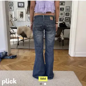 Säljer dessa skitsnygga jeans som jag köpt här på plick men som tyvärr inte passa💕