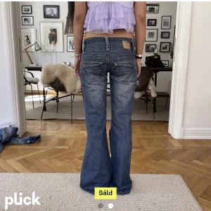 Jeans  - Säljer dessa skitsnygga jeans som jag köpt här på plick men som tyvärr inte passa💕