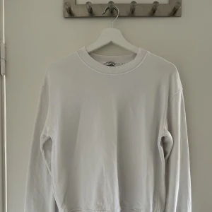 Tröja  - Enkel vit tunnar tjocktröja från Nakd är i storlek m men passar bättre en s. 