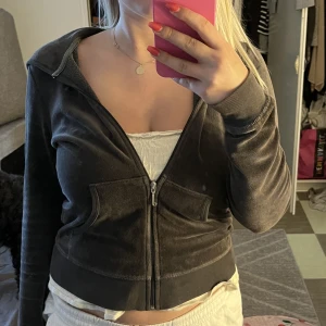 Juciy huvtröja - En super snygg vintage tröja med dragkedja jag fick av en kompis för några år sedan. Super snygg och jätte skön. 