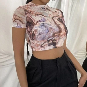 Färgglad Croptop - SHEIN Marmor croptop. Fint skick, knappt använd 💕