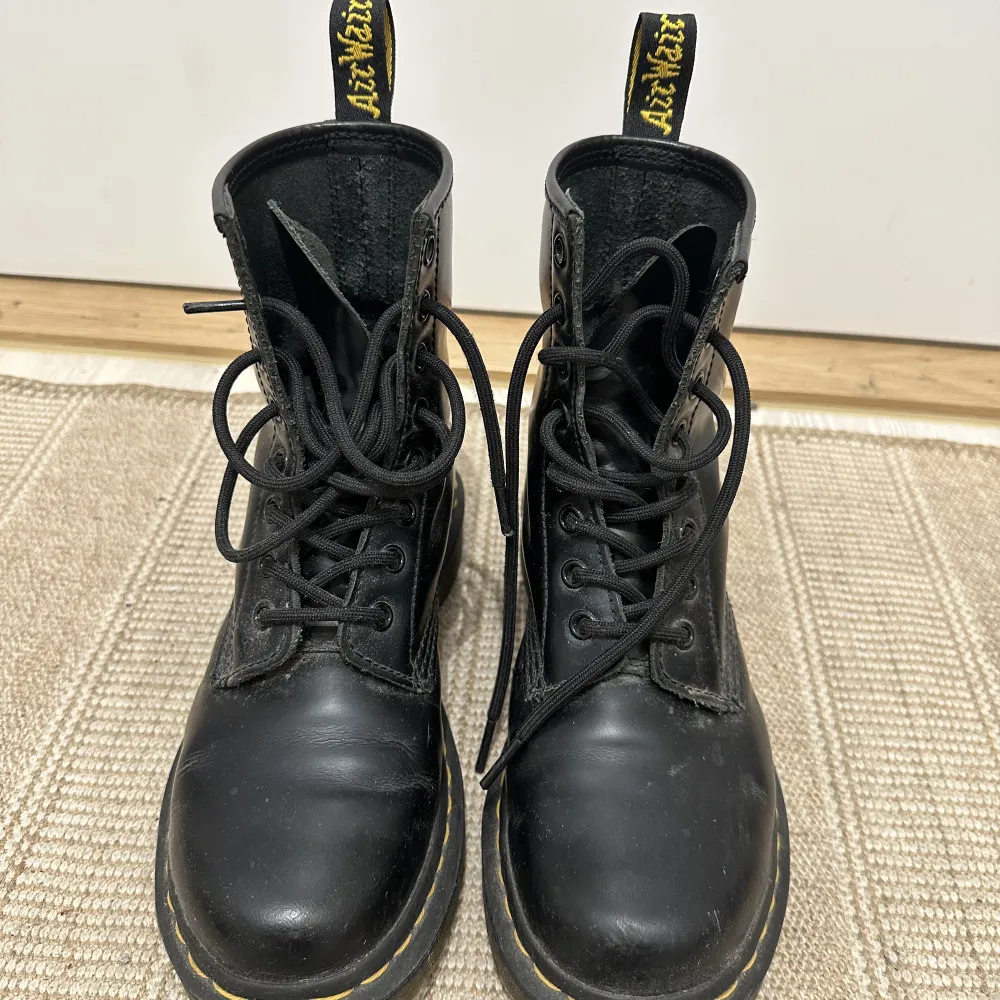 Säljer mina knappt använda Dr. Martens, köpta i USA för ca. 2 år sedan. De har knapps används, utan har mest stått och samlat damm (literally). Orginaltrogen innersulan är utbytt mot ortopediska sulor (Aetrex) då jag tyckte det var mycket skönare! . Skor.