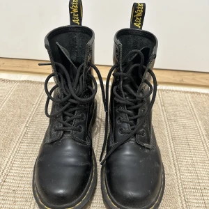 Dr. Martens - Säljer mina knappt använda Dr. Martens, köpta i USA för ca. 2 år sedan. De har knapps används, utan har mest stått och samlat damm (literally). Orginaltrogen innersulan är utbytt mot ortopediska sulor (Aetrex) då jag tyckte det var mycket skönare! 