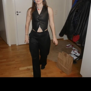 Skinnväst  - Skinnväst som tyvärr blivit lite liten i brösten på mig. 