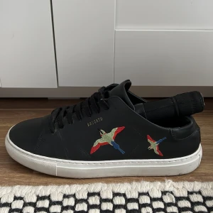 Arigato clean 90 bee bird sneaker  - Säljer nu mina arigato skor på grund av att jag inte använder de längre. Skick 8/9 av 10. Kontakta mig vid intresse. Pris går att diskuteras!