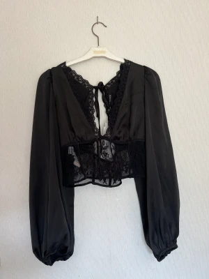 Svart blus från zara  - En svart blus i siden med ballong ärmar, spets nertill samt spetsdetaljer & knytning där bak med öppen rygg. Denna blus från Zara går ej att hitta nånstans vad jag vet och som jag har förstått har den varit otroligt populär. Beställde tyvärr i fel storlek