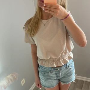 Tröja - Säljer denna fina tröja ifrån Gina tricot, det står att den är i m men det passar mig som brukar ha xs😊 Säljs då jag inte använder den, Den är i Jättebra skick. Jag tar bara swish!!!💘💘💘