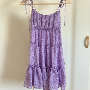 Blommig klänning🤍 - Lila blommig klänning från NewYorker som aldrig har använts.💌