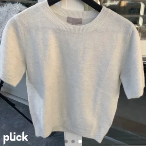 Stickad T-shirt H&M - Säljer denna super fina stickade t shirten ifrån hm i storlek L, men skulle säga att den passar mig som vanligtvis har S. Helt ny och lapparna sitter kvar ( lånade bilder)⭐️skriv vid frågor eller fler bilder☺️