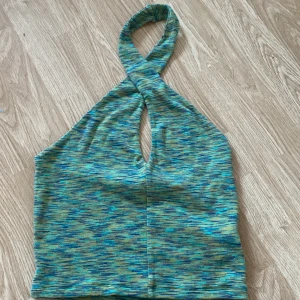 Grön topp - Grön topp. Endast använd en gång och är i perfekt skick! Det står L men den är mer som M.