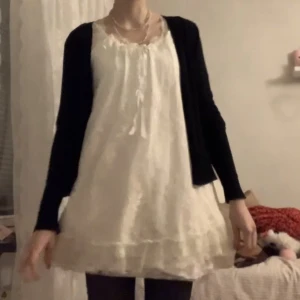 Babydoll klänning - Skriv för fler bilder!!  Säljer denna supersöta spetsklänningen i storlek M som egentligen är mer XS/S