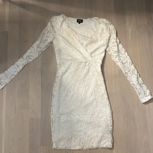 Vit klänning  - Jätte fin klänning som är använd en gång på en skolavslutning.  Passar perfekt som studentklänning 