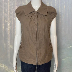 Babydoll Top  - Från La City, storlek 1. Storlek Small? Två framfickor. Söt babydoll fit. 55% Linne & 45% bomull. Dockan använder storlek X-Small