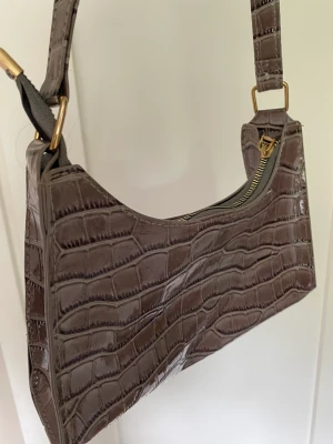 Axelväska - Brun/grå axelväska. Som ny!